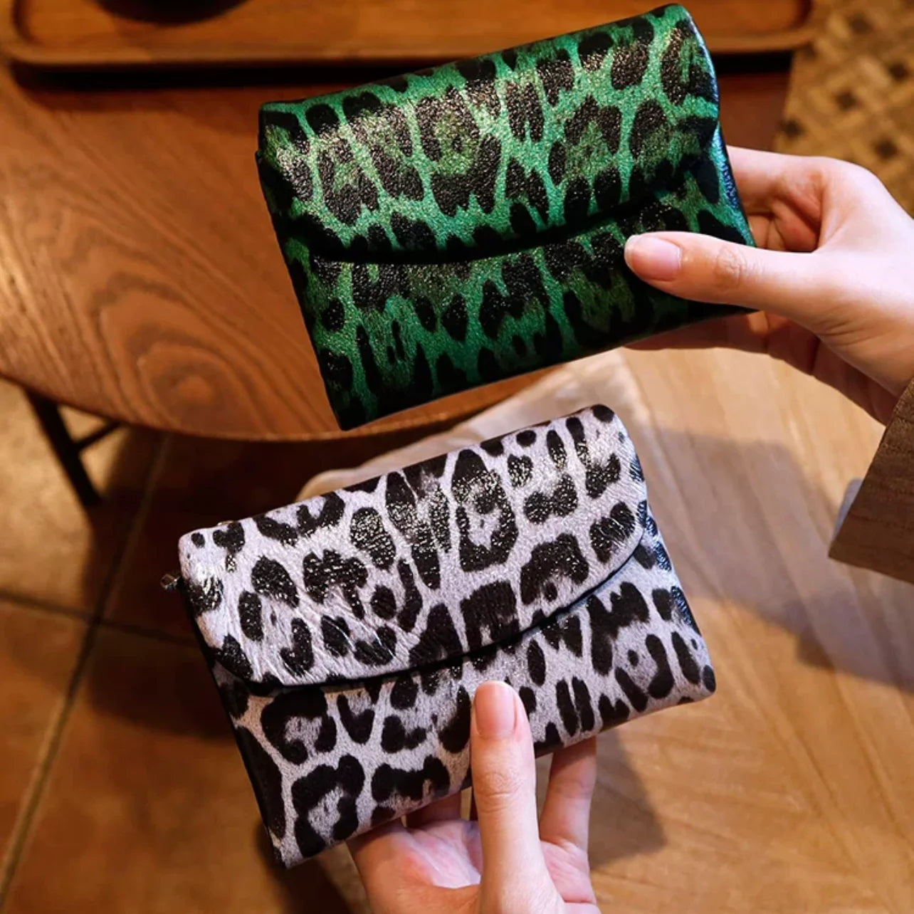 New Short Women's Wallet Coin Pocket Leopard Pattern Women's Wallet with Magnet and Photo Slot Suitable for Girls