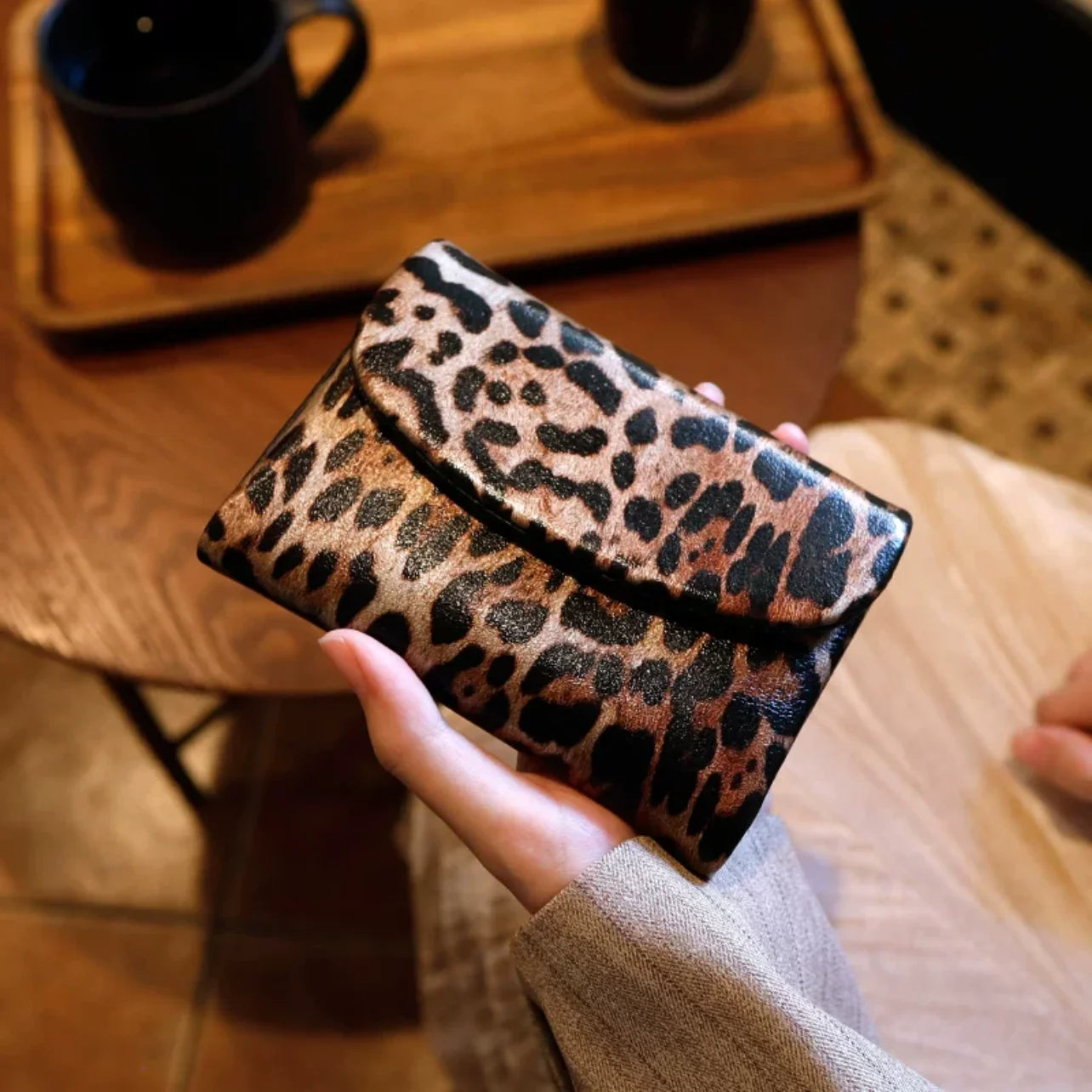 New Short Women's Wallet Coin Pocket Leopard Pattern Women's Wallet with Magnet and Photo Slot Suitable for Girls