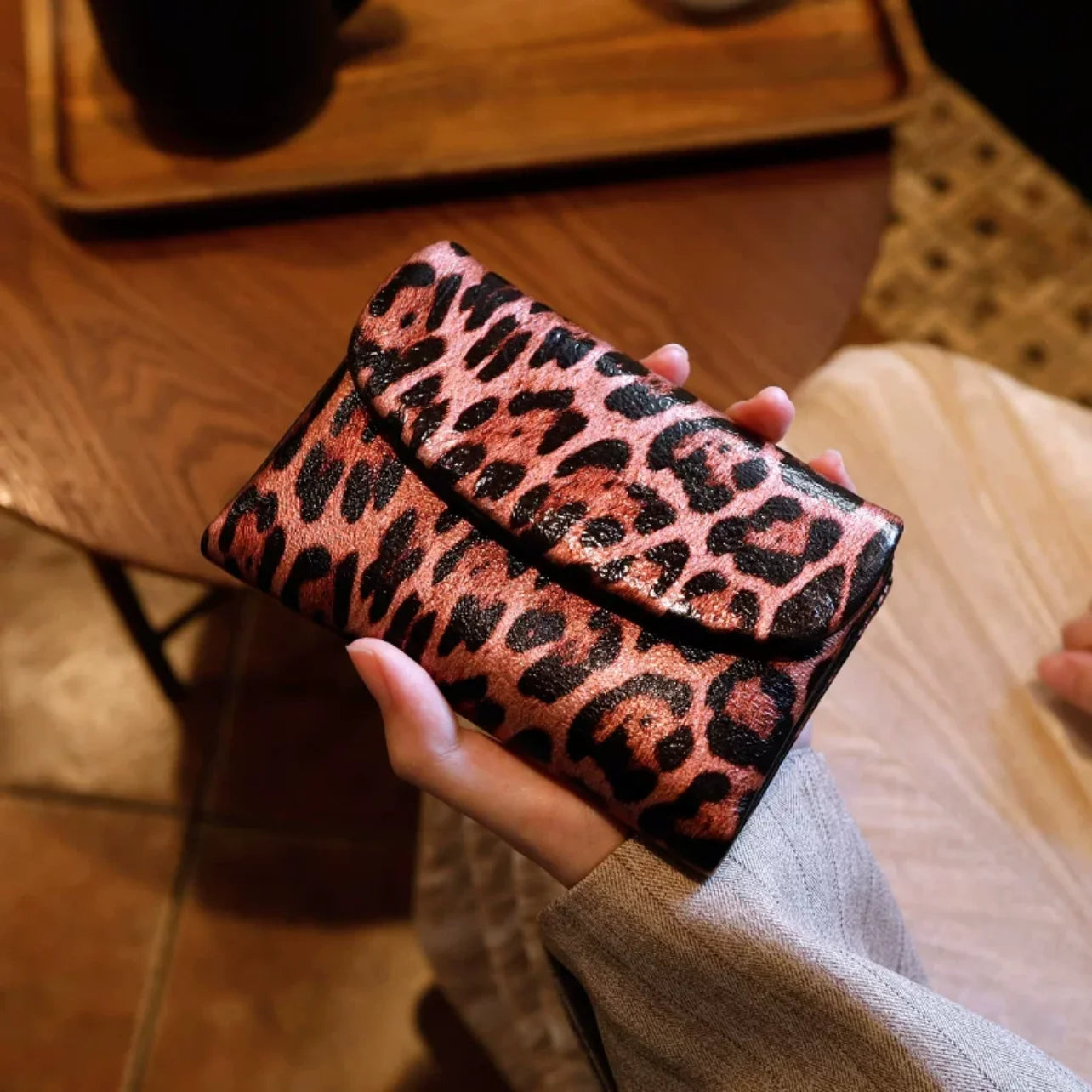 New Short Women's Wallet Coin Pocket Leopard Pattern Women's Wallet with Magnet and Photo Slot Suitable for Girls