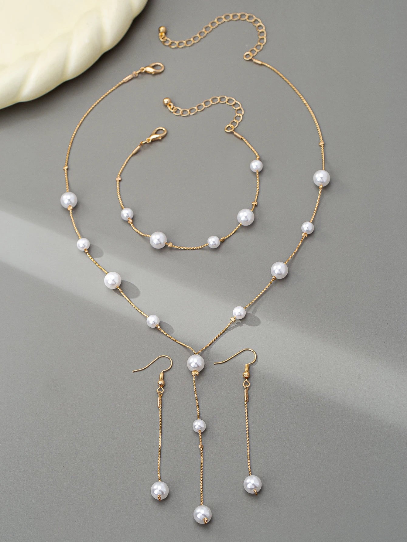 Elegant, Fashionable, and Stylish, with a Light Luxury and High-End Feel, Versatile Imitation Pearl Necklace, Bracelet, and Earrings, Suitable for Daily Wear, Weddings, and Vacations