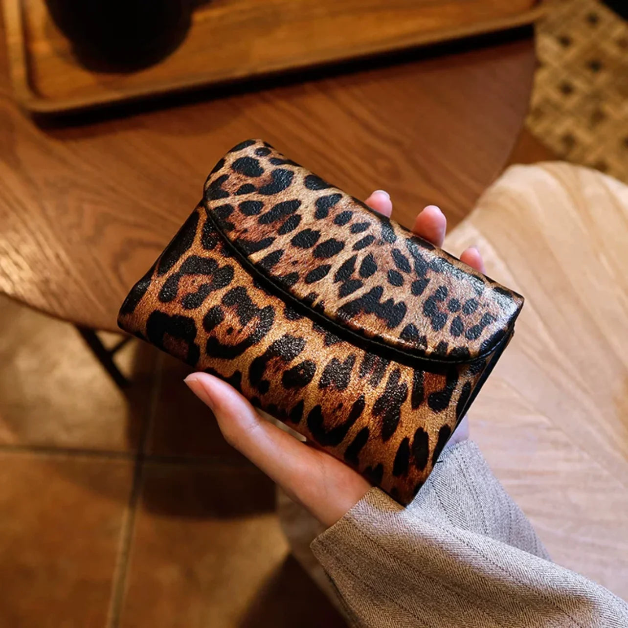New Short Women's Wallet Coin Pocket Leopard Pattern Women's Wallet with Magnet and Photo Slot Suitable for Girls