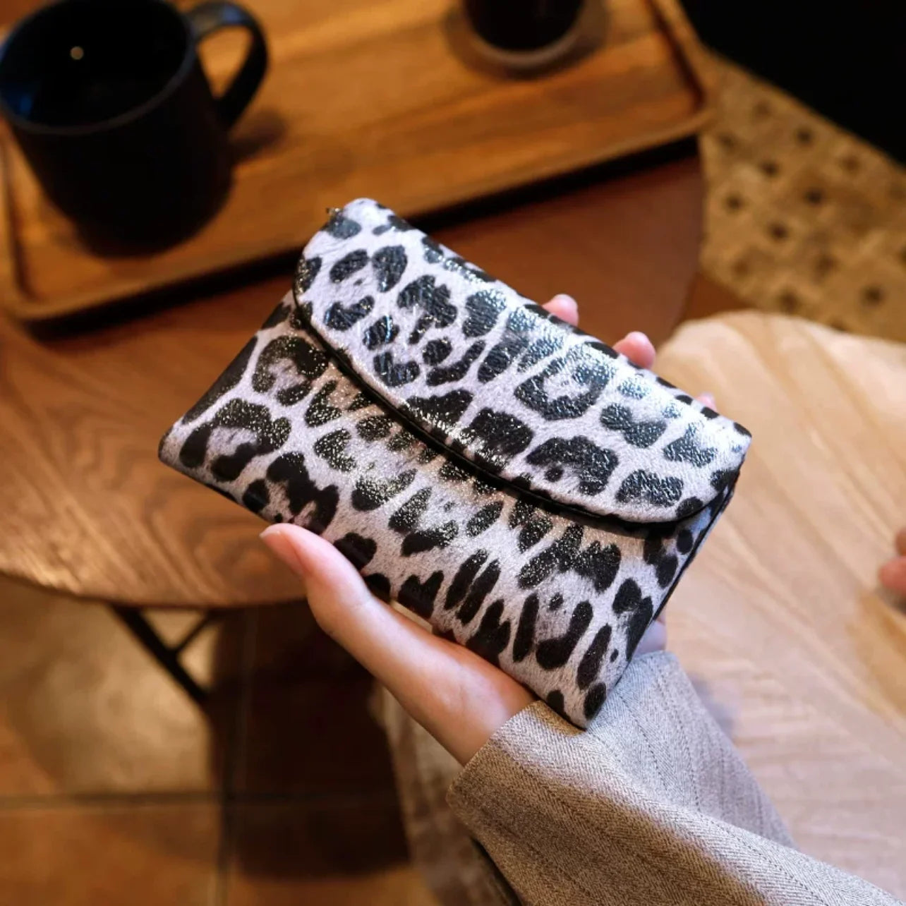 New Short Women's Wallet Coin Pocket Leopard Pattern Women's Wallet with Magnet and Photo Slot Suitable for Girls